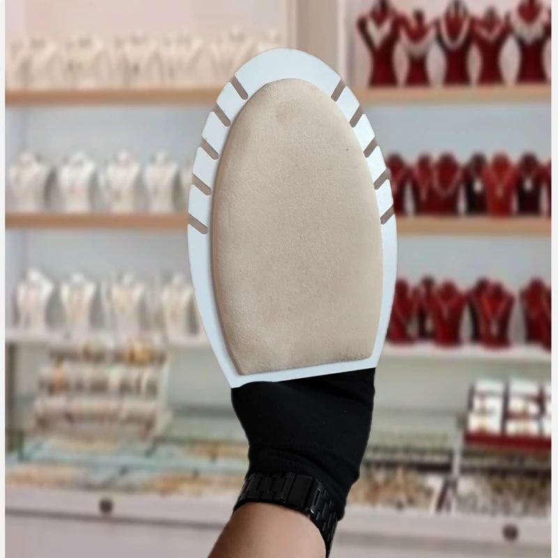 استند گردنبند رنگ کرم روشن