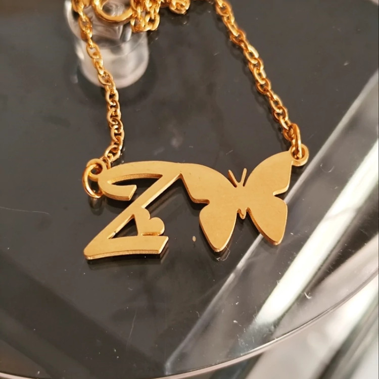 گردنبند حرف z طرح پروانه