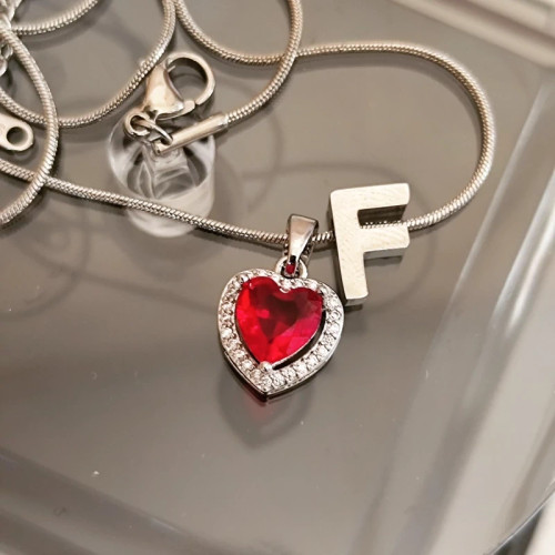 گردنبند حرف f قرمز