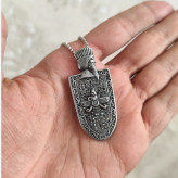 گردنبند کوروش کبیر رنگ نقره ای