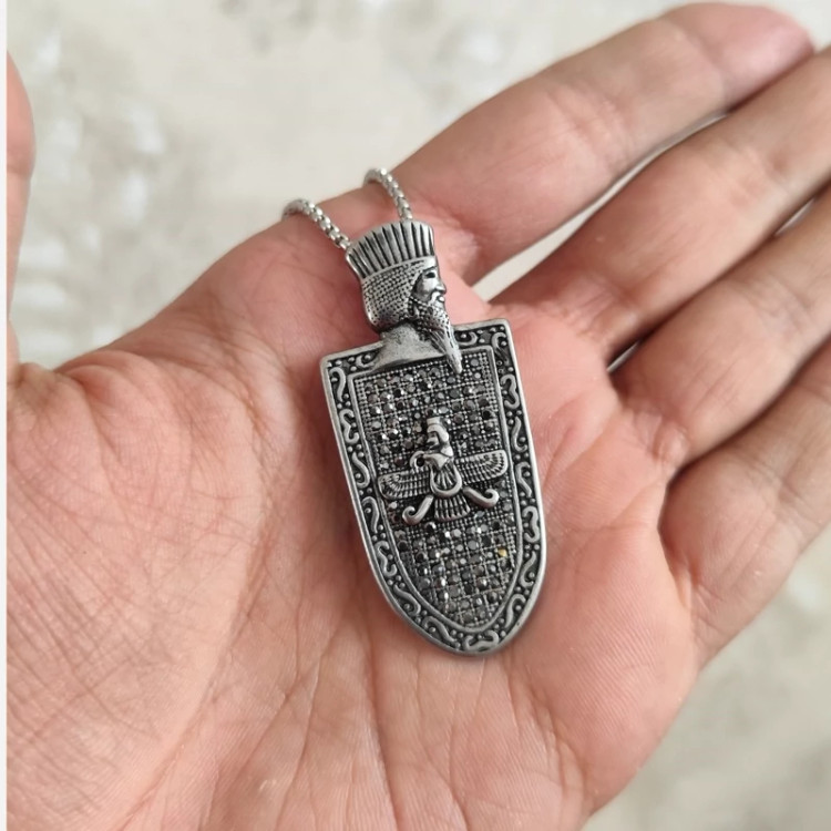 گردنبند کوروش کبیر رنگ نقره ای