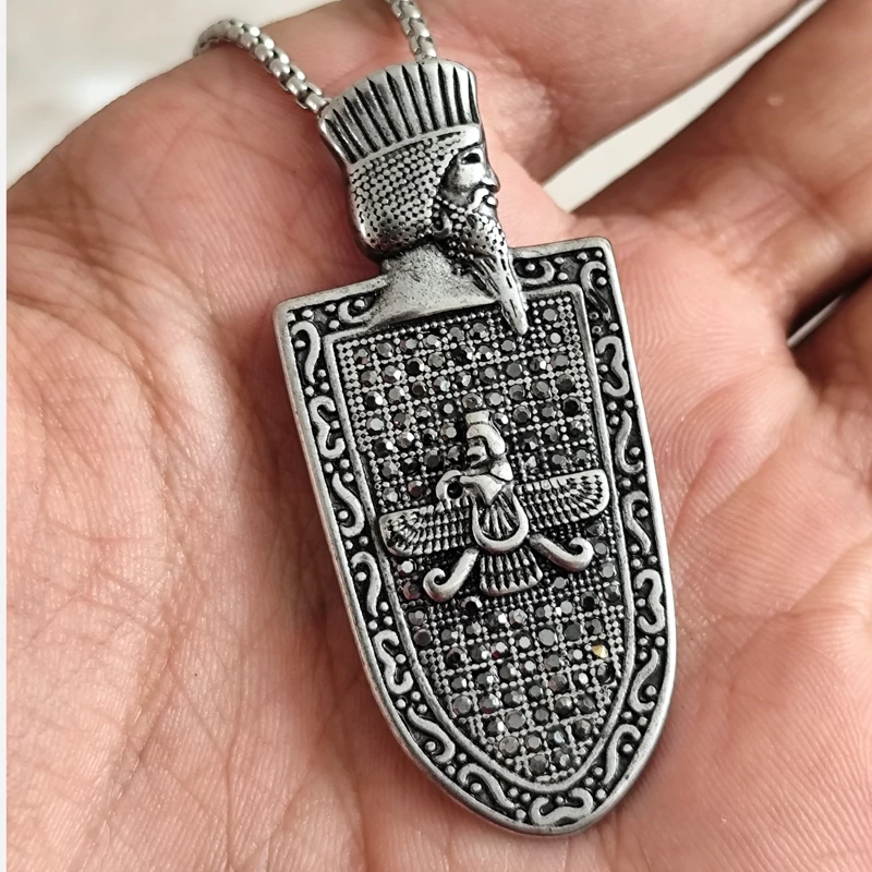 گردنبند کوروش کبیر رنگ نقره ای