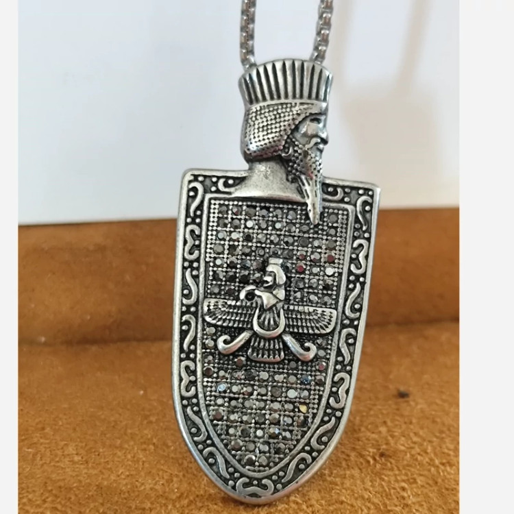 گردنبند کوروش کبیر رنگ نقره ای