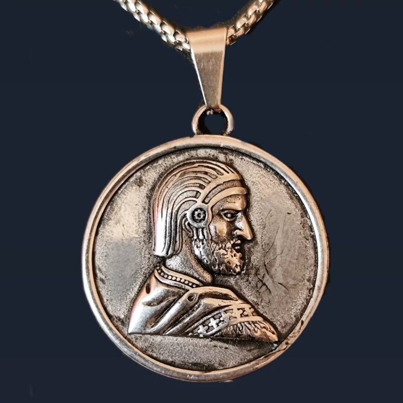 گردنبند کوروش رنگ نقره ای