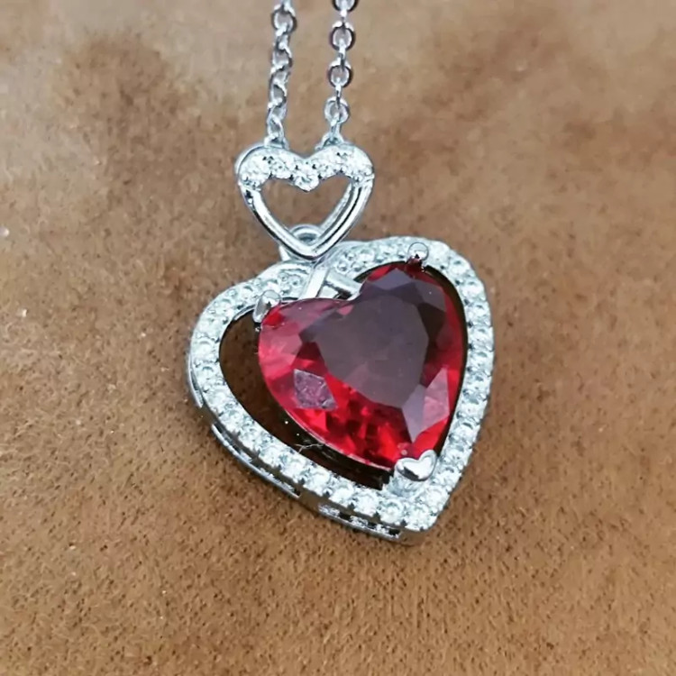 گردنبند قلبی نگین یاقوت