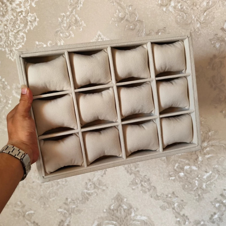 استند ساعت و دستبند بالشتکی رنگ کرم روشن