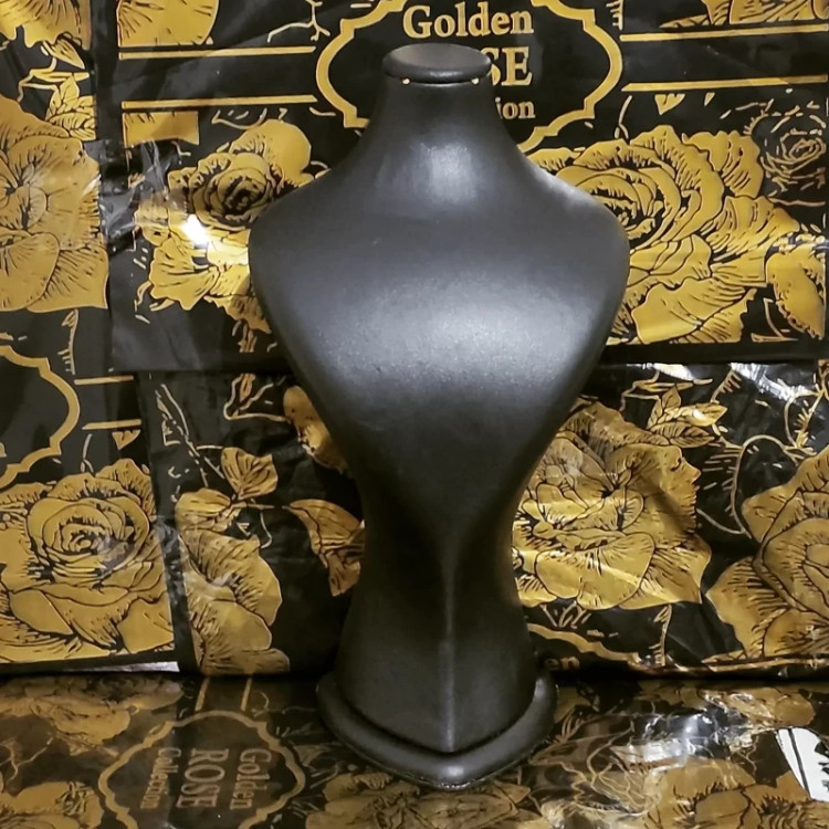 مانکن جواهرات و بدلیجات رنگ مشکی سایز 3