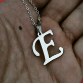 گردنبند حرف E