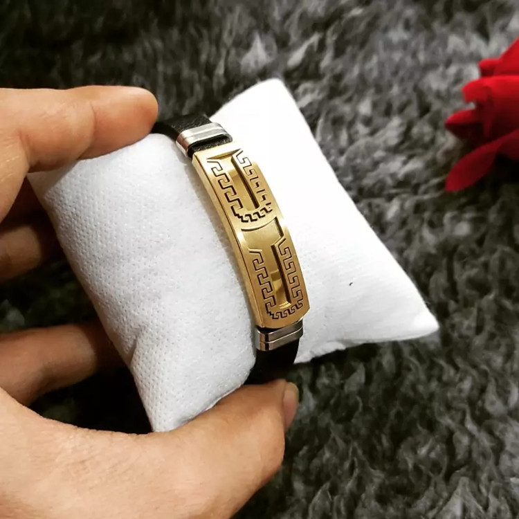 دستبند چرمی ورساچه طلایی